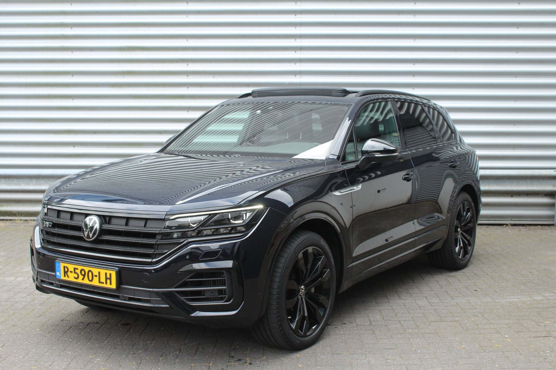 Volkswagen Touareg 3.0 TSI 340pk R-Line DSG8 Panoramadak Trekhaak leder 2021 - voorkant