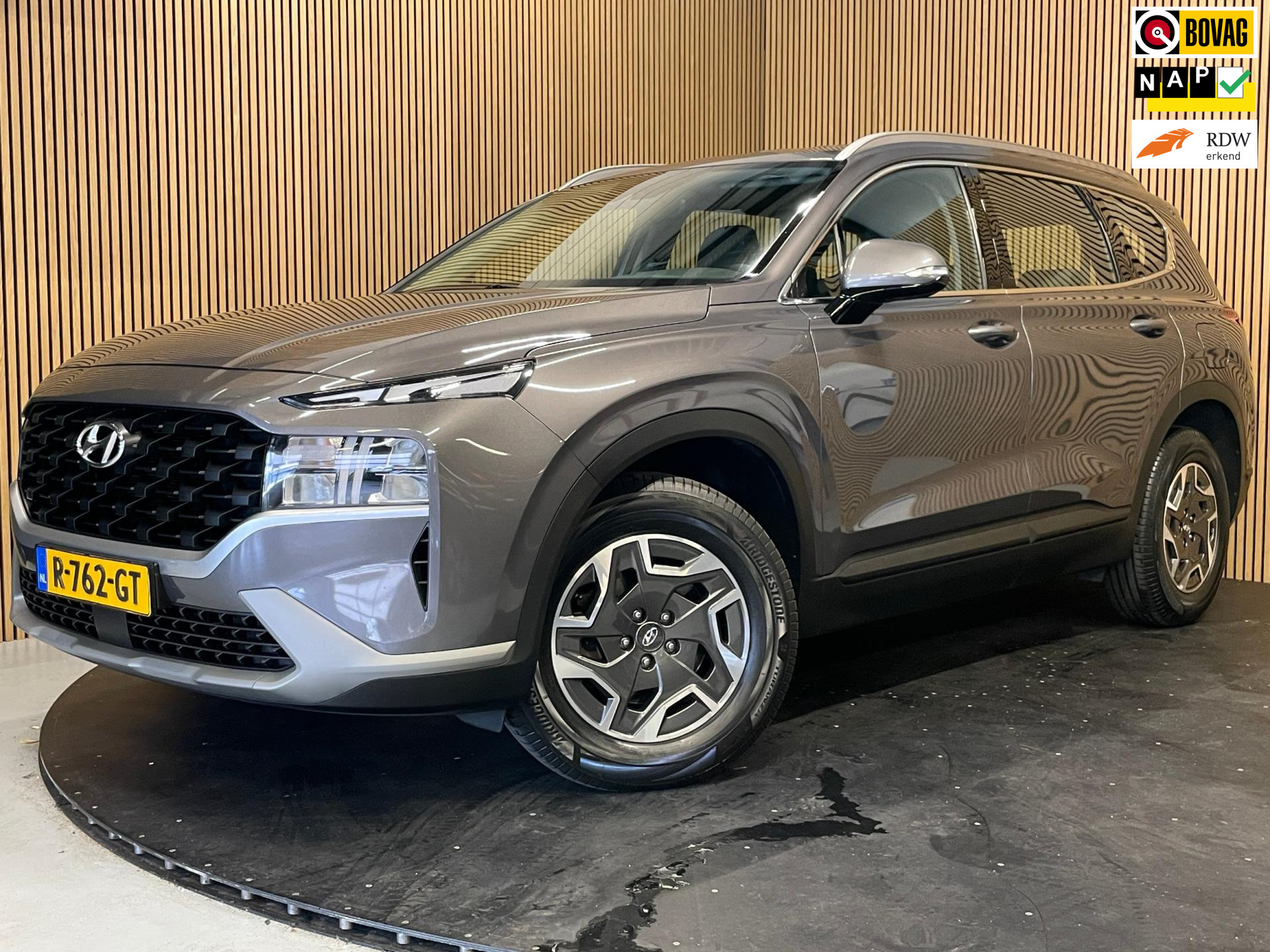 Hyundai Santa Fe 1.6 T-GDI HEV i-Motion|TREKH.|ACC|STOELVERW|CARPLAY|CAMERA|CLIMATE, CRUISE CTRL|LANE-ASSIST|NL-AUTO|NAP|INCL.BTW| 2022 - voorkant