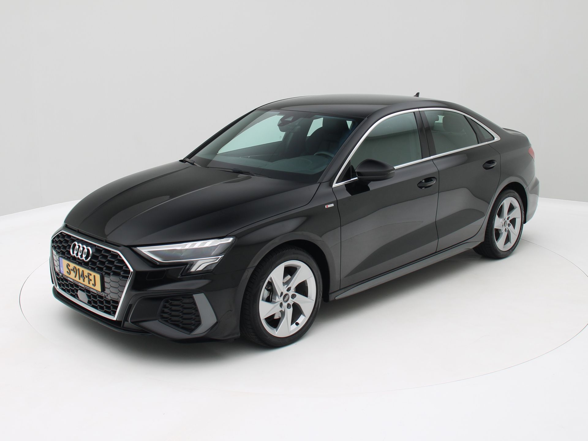 Audi A3 Limousine 35 TFSI S edition 150pk Leder / Virtual cockpit / Origineel NL 2023 - voorkant