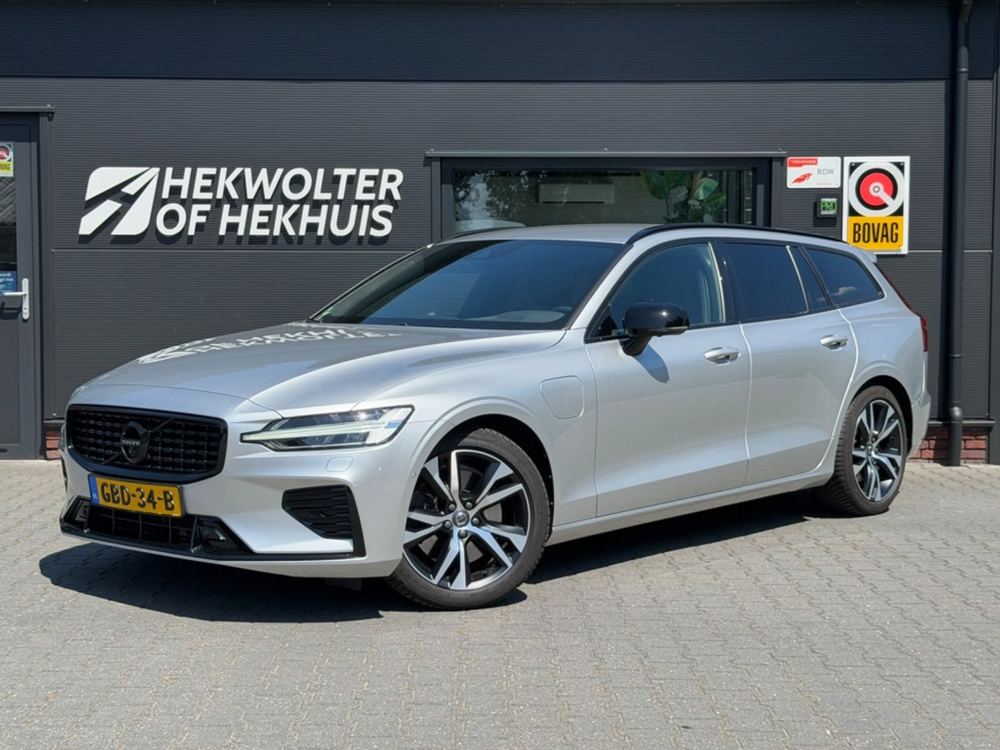 Volvo V60 T6 Recharge AWD R-Design | B&W | Trekhaak | 360 | LEDER | ACC 2021 - voorkant