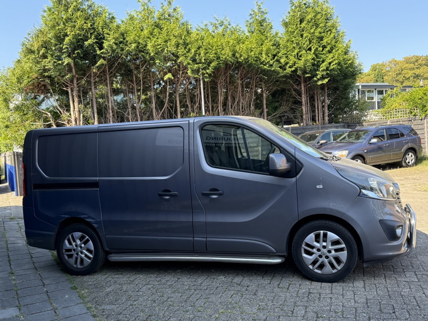 Foto van Opel Vivaro-b