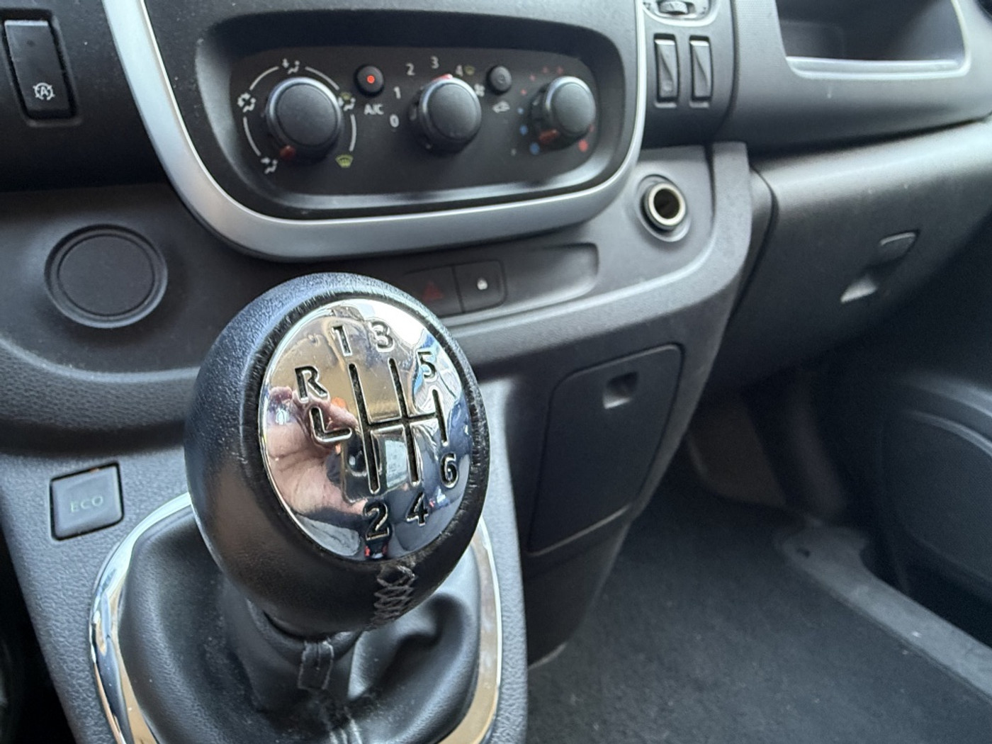 Foto van Opel Vivaro-b