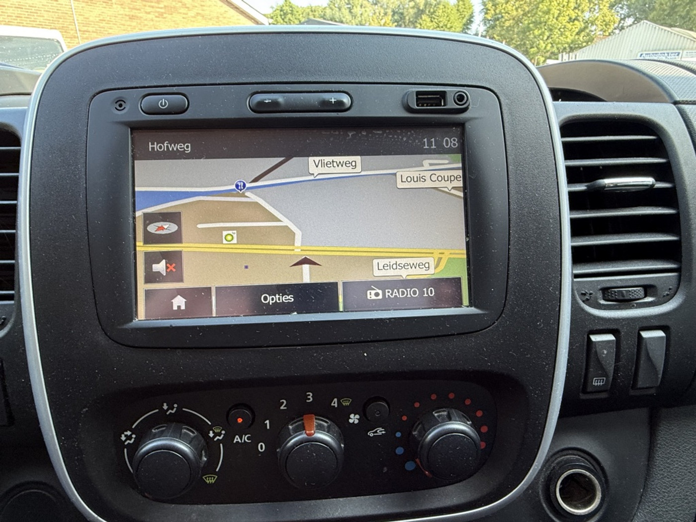 Foto van Opel Vivaro-b