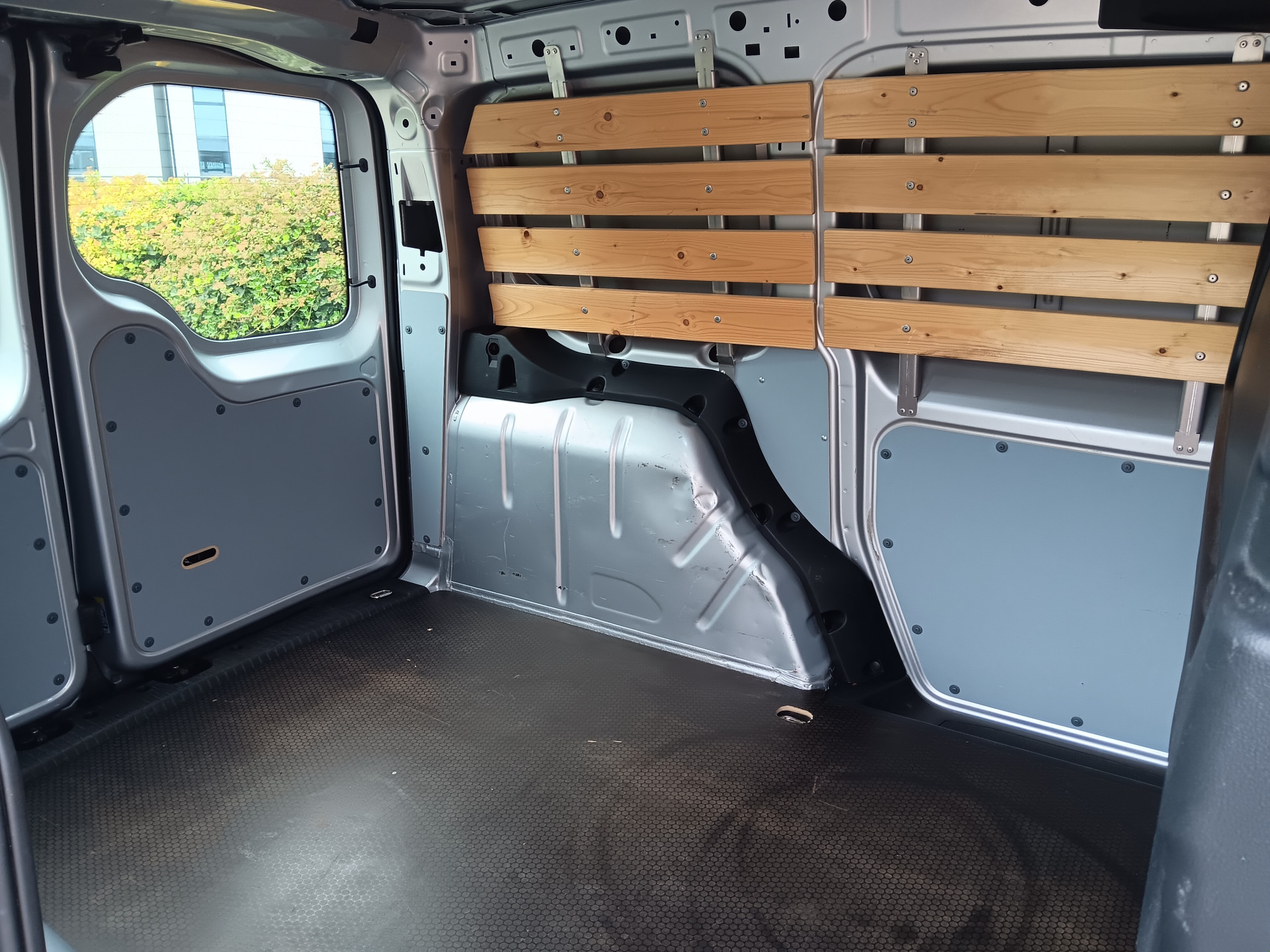 Foto van Volkswagen Caddy Modified Partition Wall