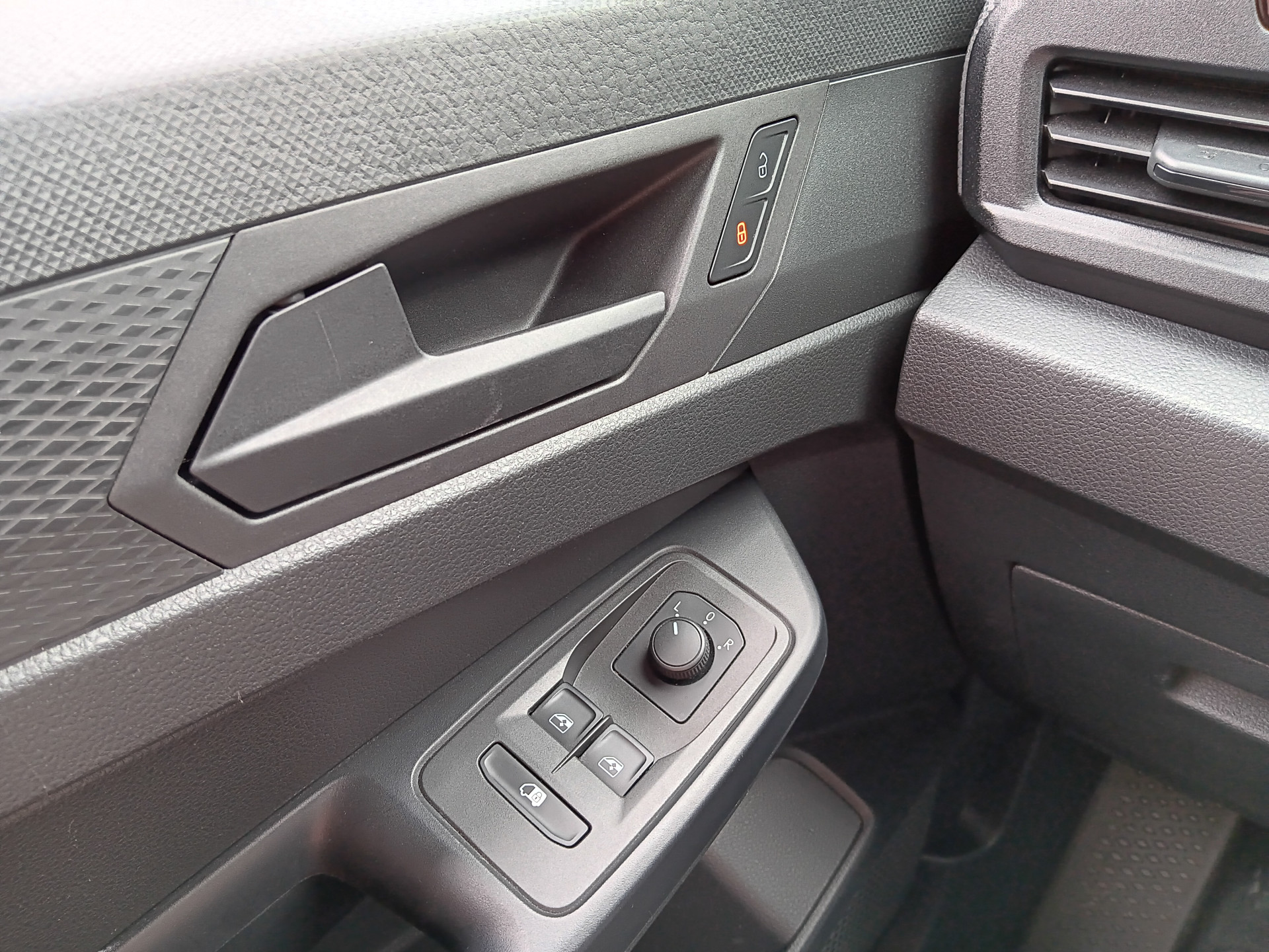 Foto van Volkswagen Caddy Modified Partition Wall