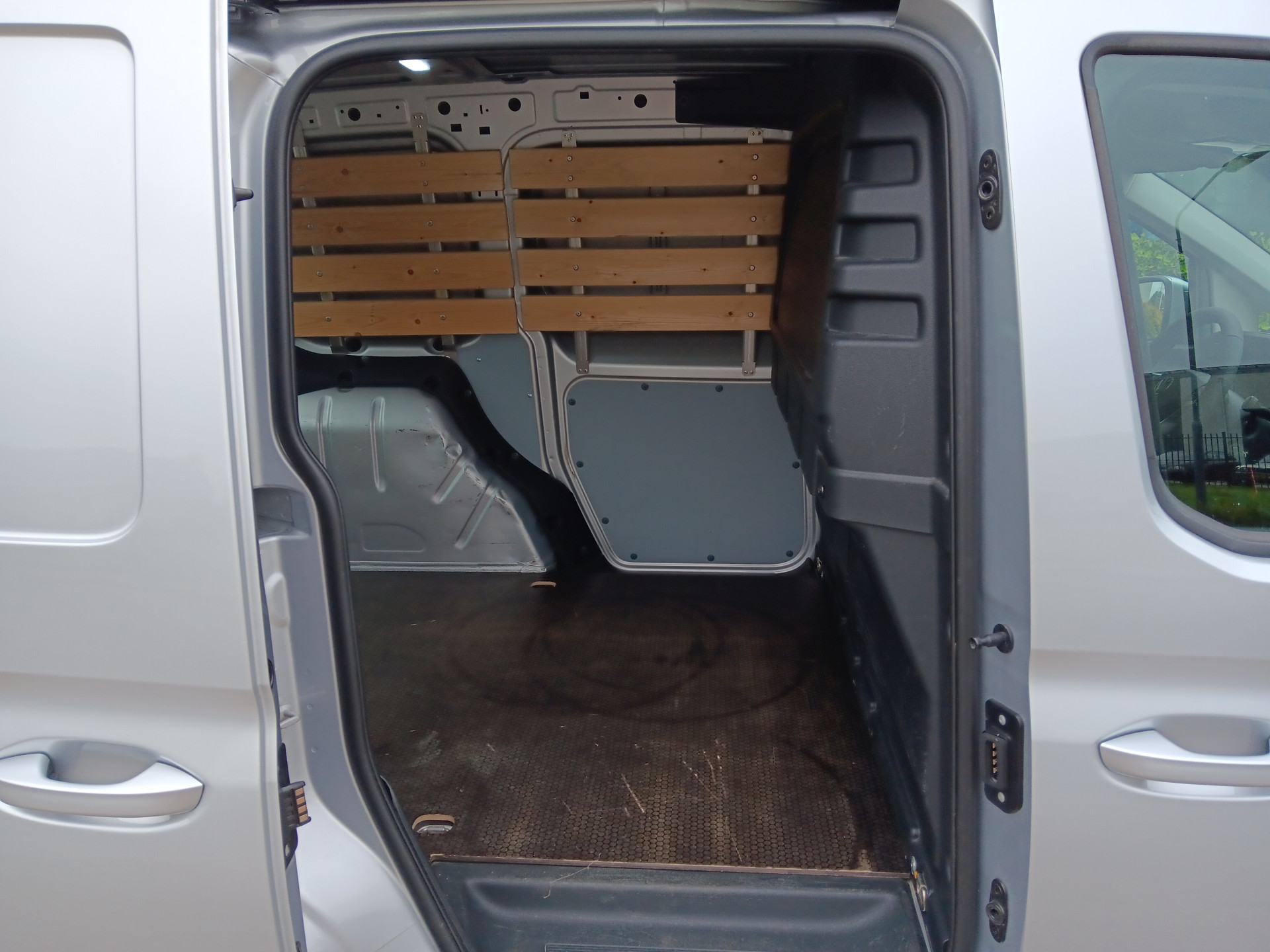 Foto van Volkswagen Caddy Modified Partition Wall