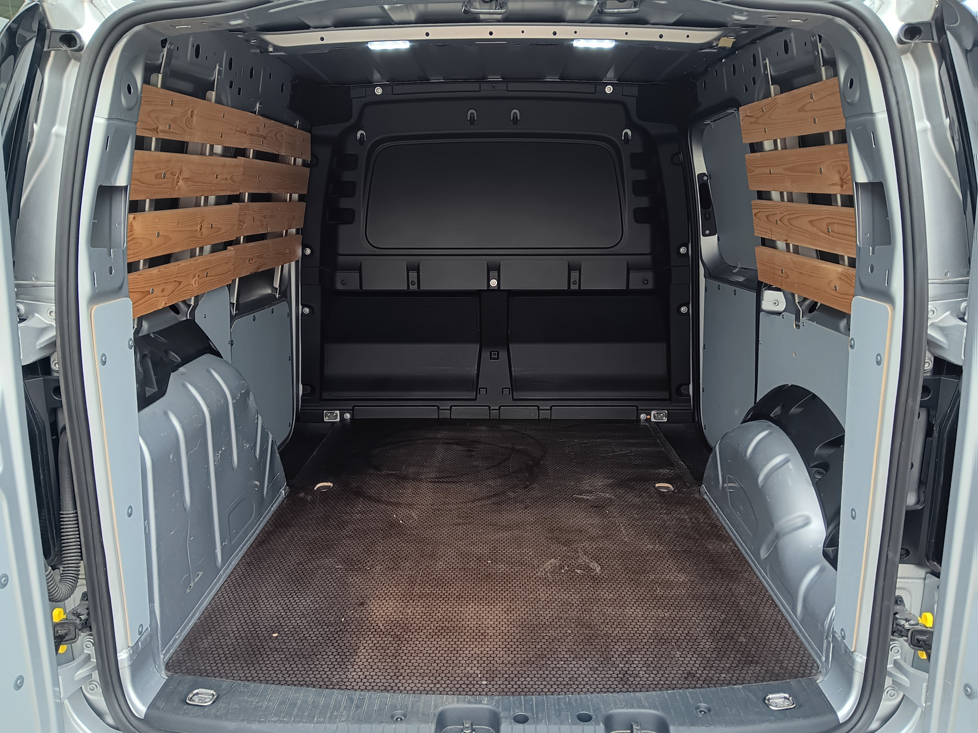Foto van Volkswagen Caddy Modified Partition Wall