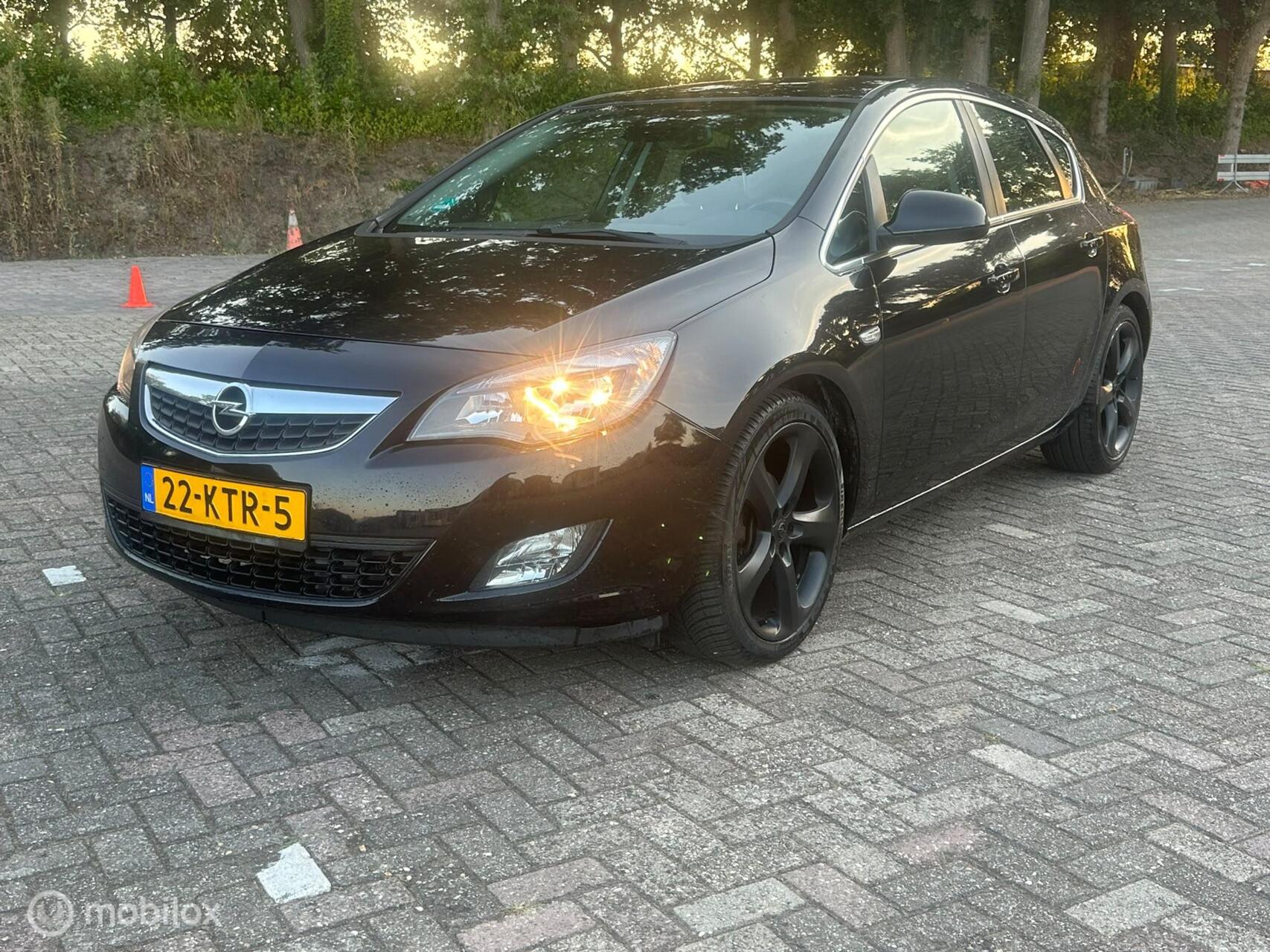 Opel Astra 1.6 Sport NAP/CLIMA/NAVI/APK 2010 - voorkant