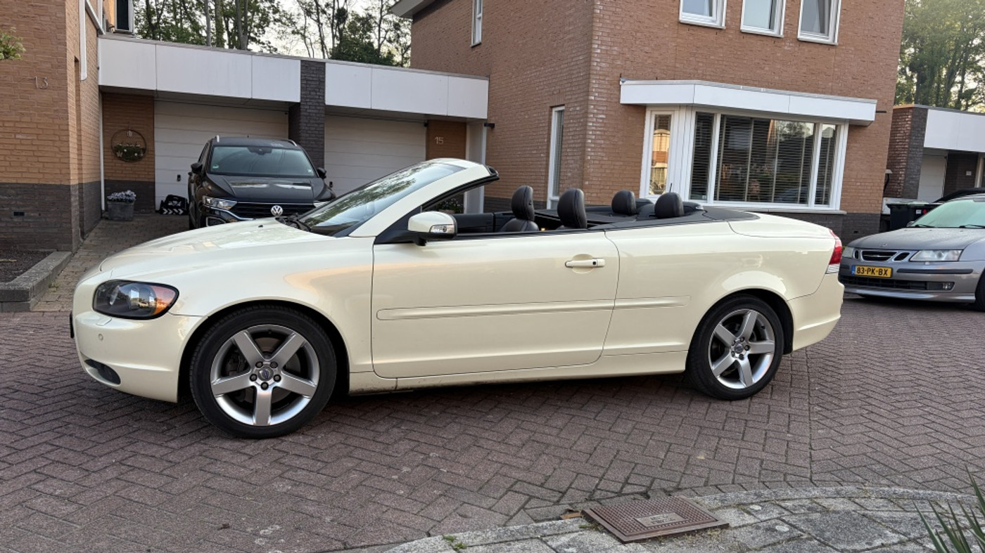 Volvo C70 2.4 140 pk Summum I Vanilla Pearl (geel) I 1e eig I Zeer mooi! 2008 - voorkant