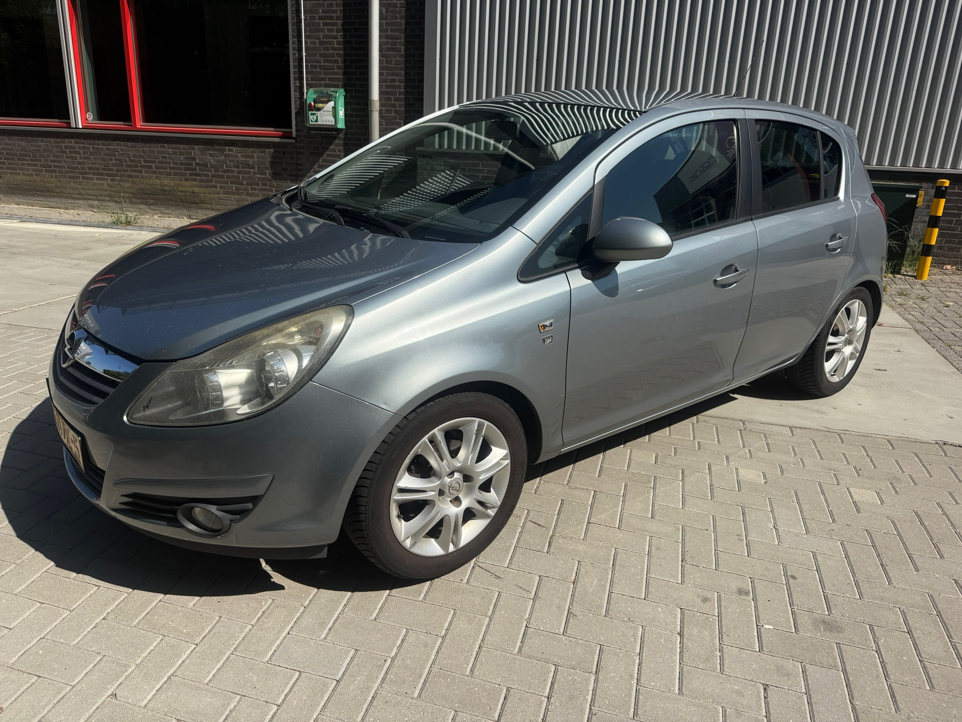 Opel Corsa 1.4-16V '111' Edition 2010 - voorkant