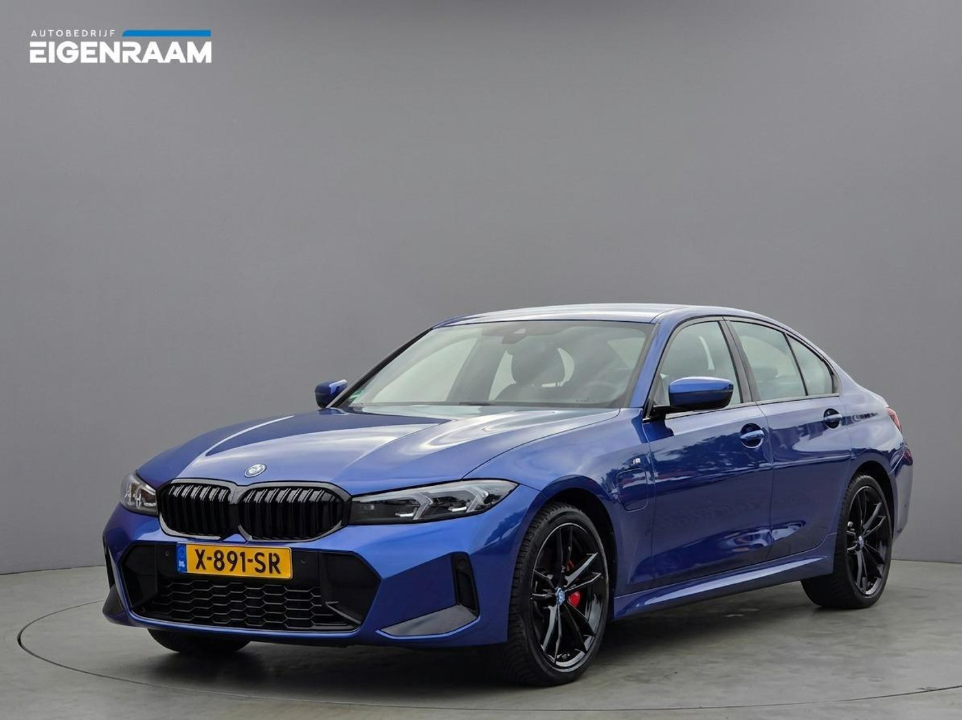 BMW 330e 330e M-Sport Pro | LED | Origineel NL | Stoelverwarming 2024 - voorkant