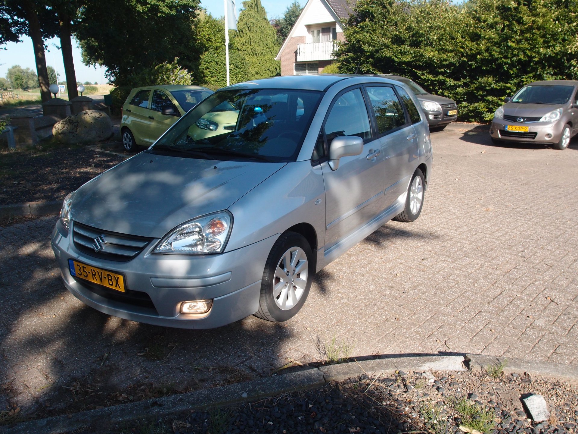 Foto van Suzuki Liana
