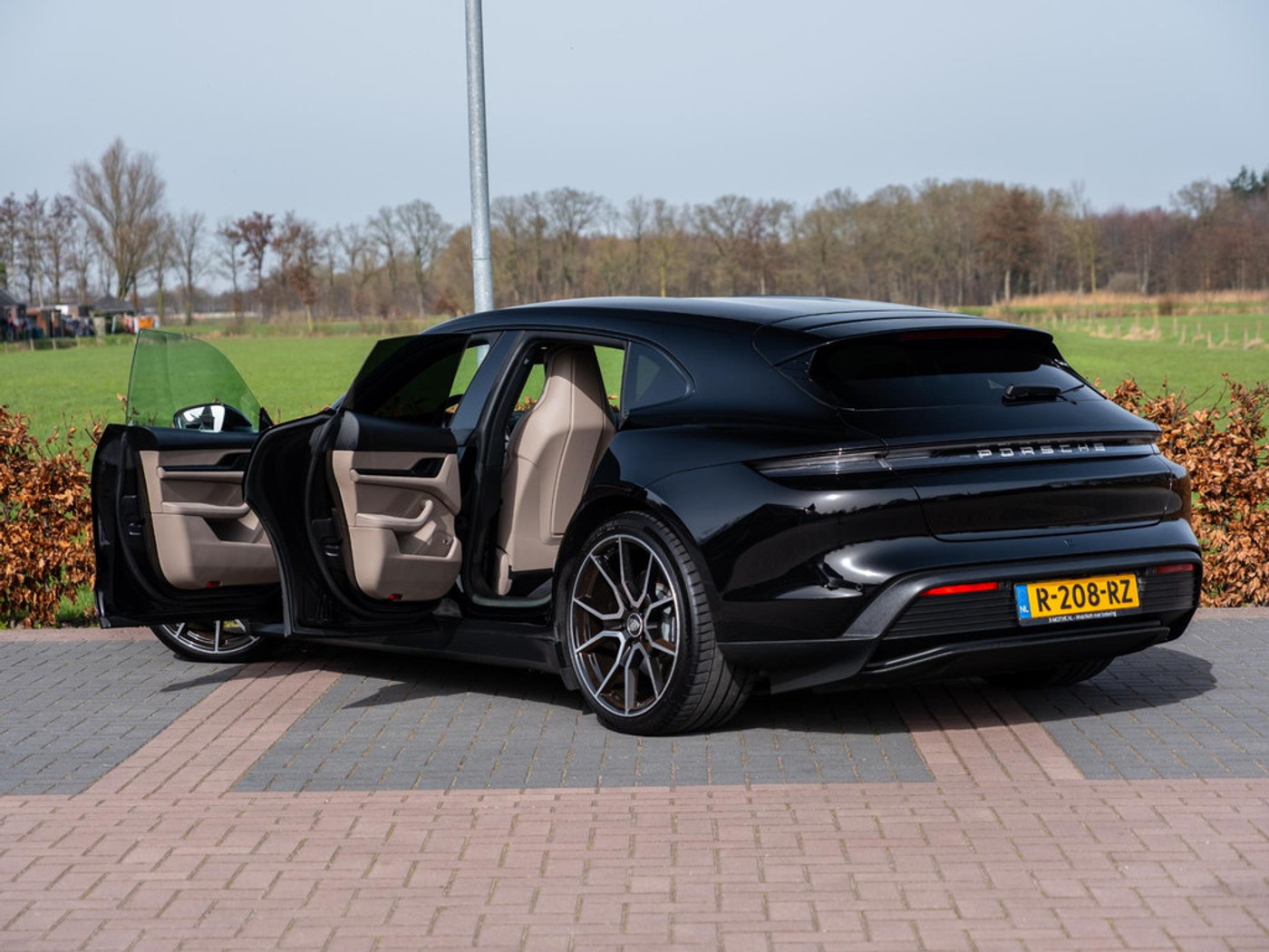 Foto van Porsche Taycan
