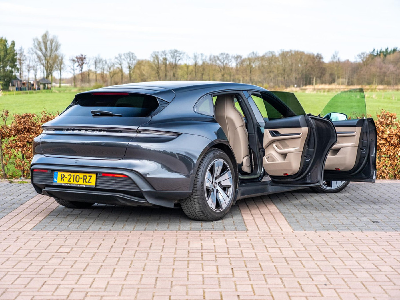 Foto van Porsche Taycan Sport Turismo