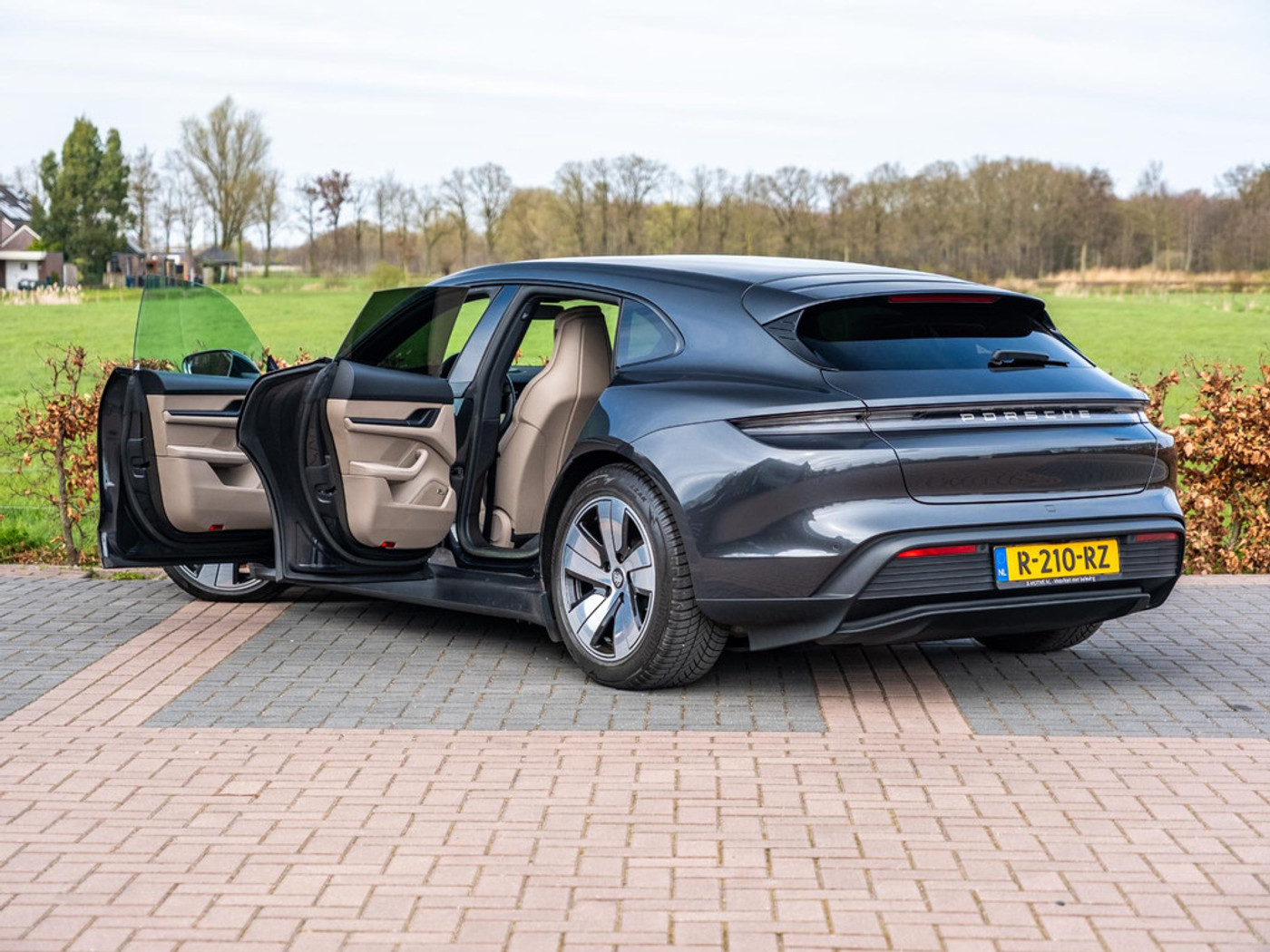Foto van Porsche Taycan Sport Turismo
