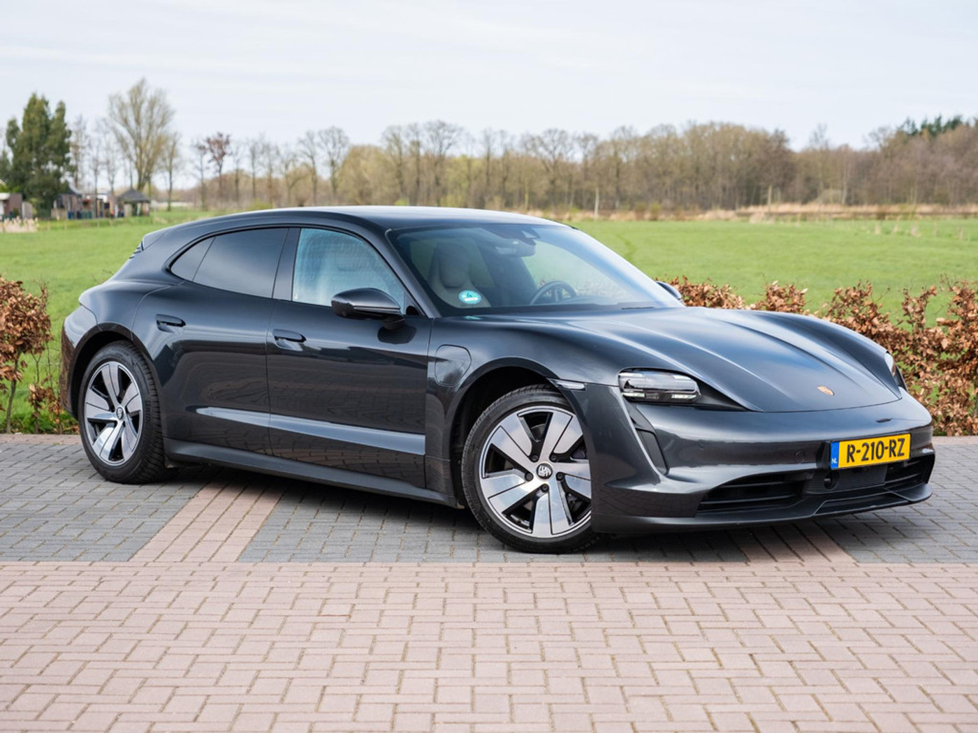 Foto van Porsche Taycan Sport Turismo