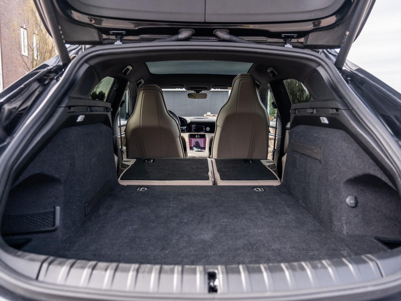 Foto van Porsche Taycan Sport Turismo