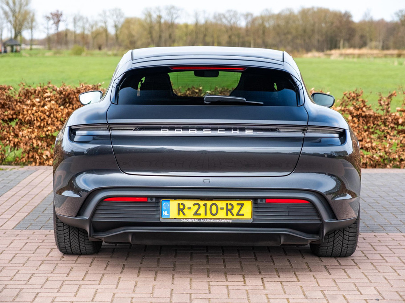 Foto van Porsche Taycan Sport Turismo