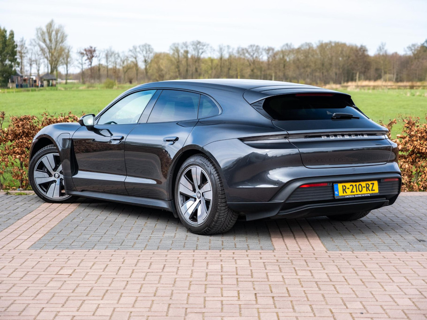 Foto van Porsche Taycan Sport Turismo