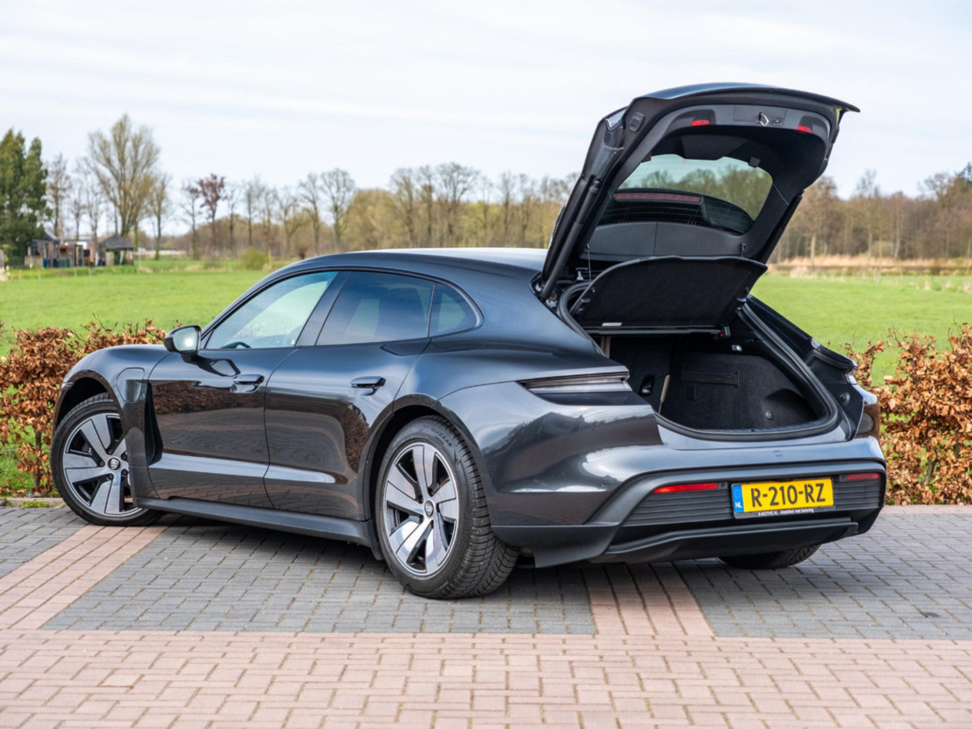 Foto van Porsche Taycan Sport Turismo