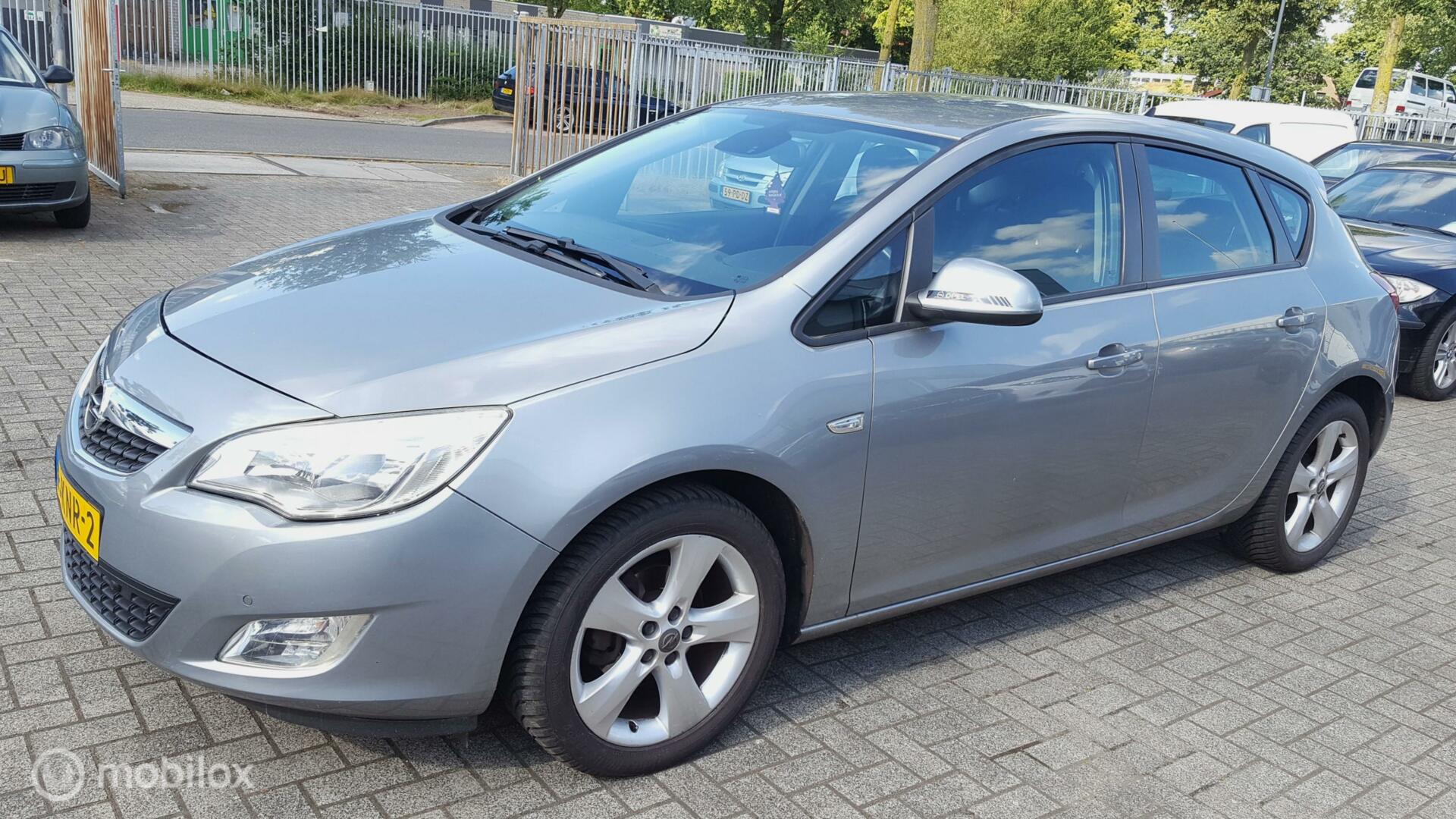 Opel Astra 1.6 Cosmo 2010 - voorkant