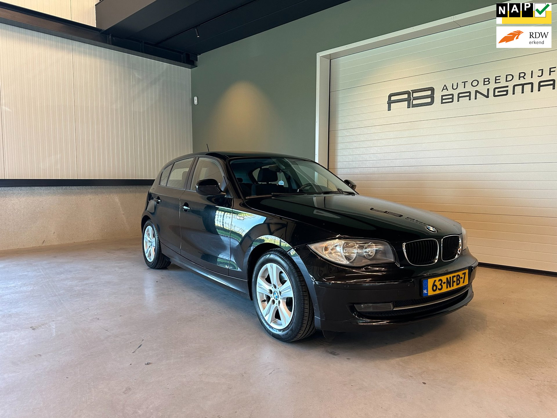 BMW 1er Reihe 116i 5-DEURS BUSINESS LINE STYLE-uitv|AIRCO|ISOFIX|CRUISE CONTROL|LM-VELGEN|NAP|NIEUWE APK + O.H.BEURT BIJ AFLEVERING 2010 - voorkant