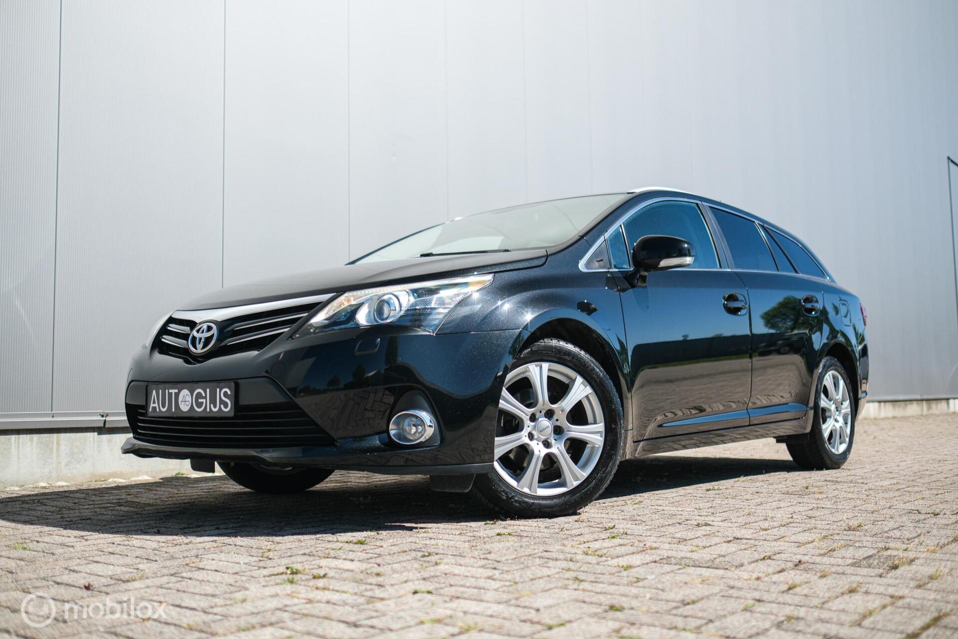 Toyota Toyota Avensis 1.8 VVTi Business | Camera | Trekhaak | Leder alcantara | Stoelverwarming | nette auto | 2013 - voorkant
