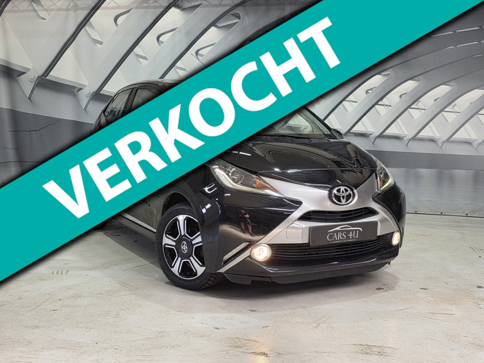 Toyota Toyota Aygo 1.0 VVT-i x-clusiv clima cruise navi keyless 2014 - voorkant