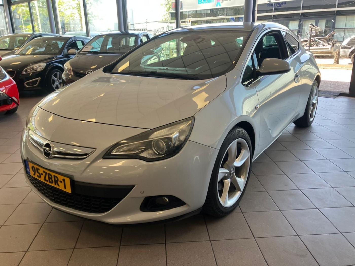 Opel Astra GTC 1.4 Turbo Sport Navi NW APK BJ 2012 !!! 2012 - voorkant
