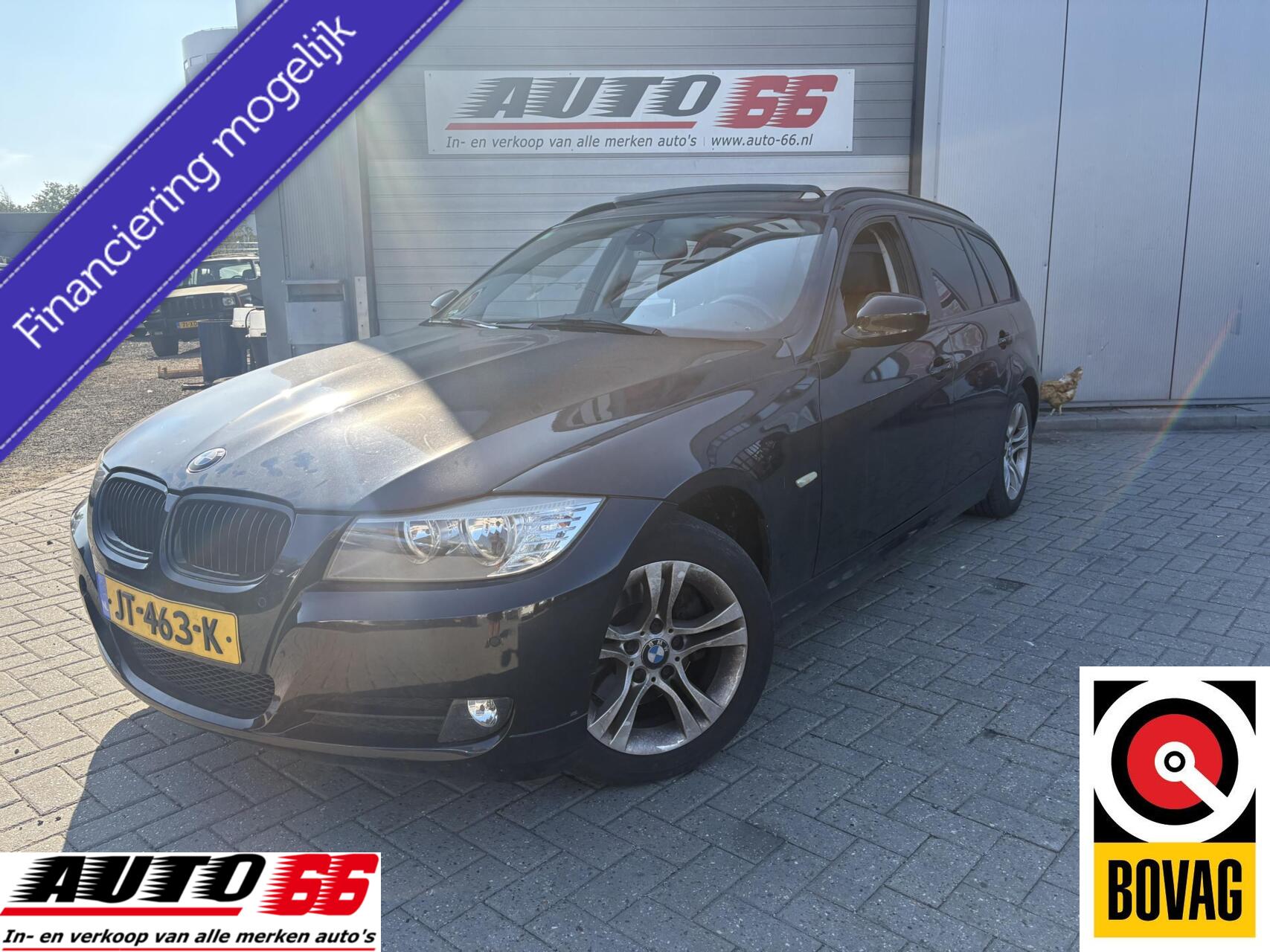 BMW 320i 320i High Executive auto loop op 3 cilinder. 2010 - voorkant