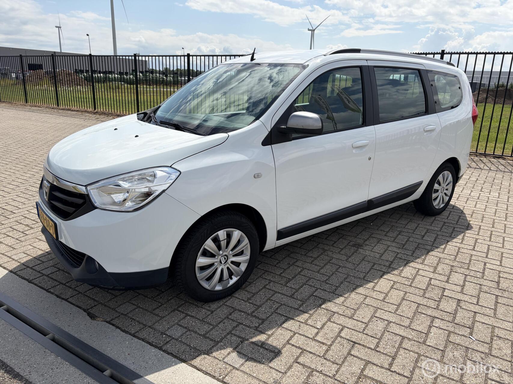Dacia Lodgy 1.2 TCe Lauréate 7p. 2015 - voorkant