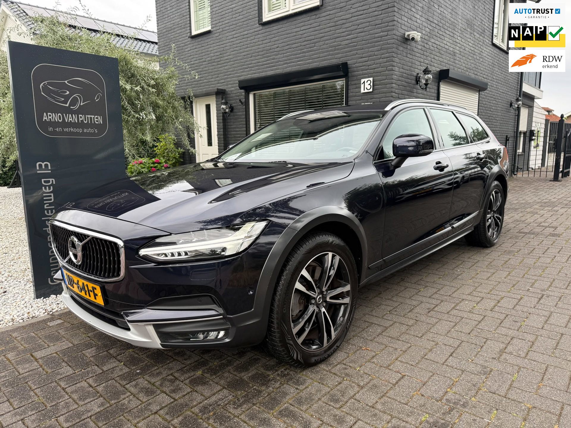 Volvo V90 Cross Country D4 AWD Pro | ACC | Trekhaak | Stoelventilatie 2017 - voorkant