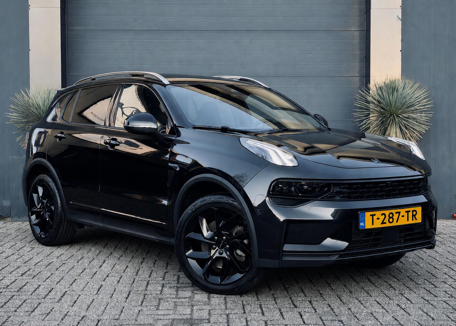 Lynk&co LYNK & Co 01 1.5 Plug-In|Vol Black Edition|Zwarte Hemel|Pano 2023 - voorkant