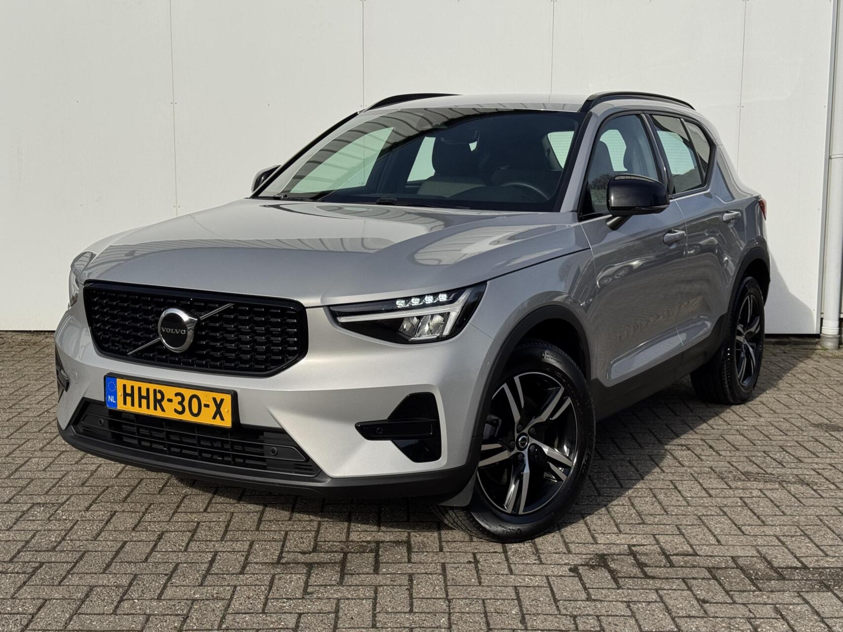 Volvo XC40 B4 Plus Dark | Adaptief Cruis | Trekhaak | Stuur en Stoel verwarming 2025 - voorkant