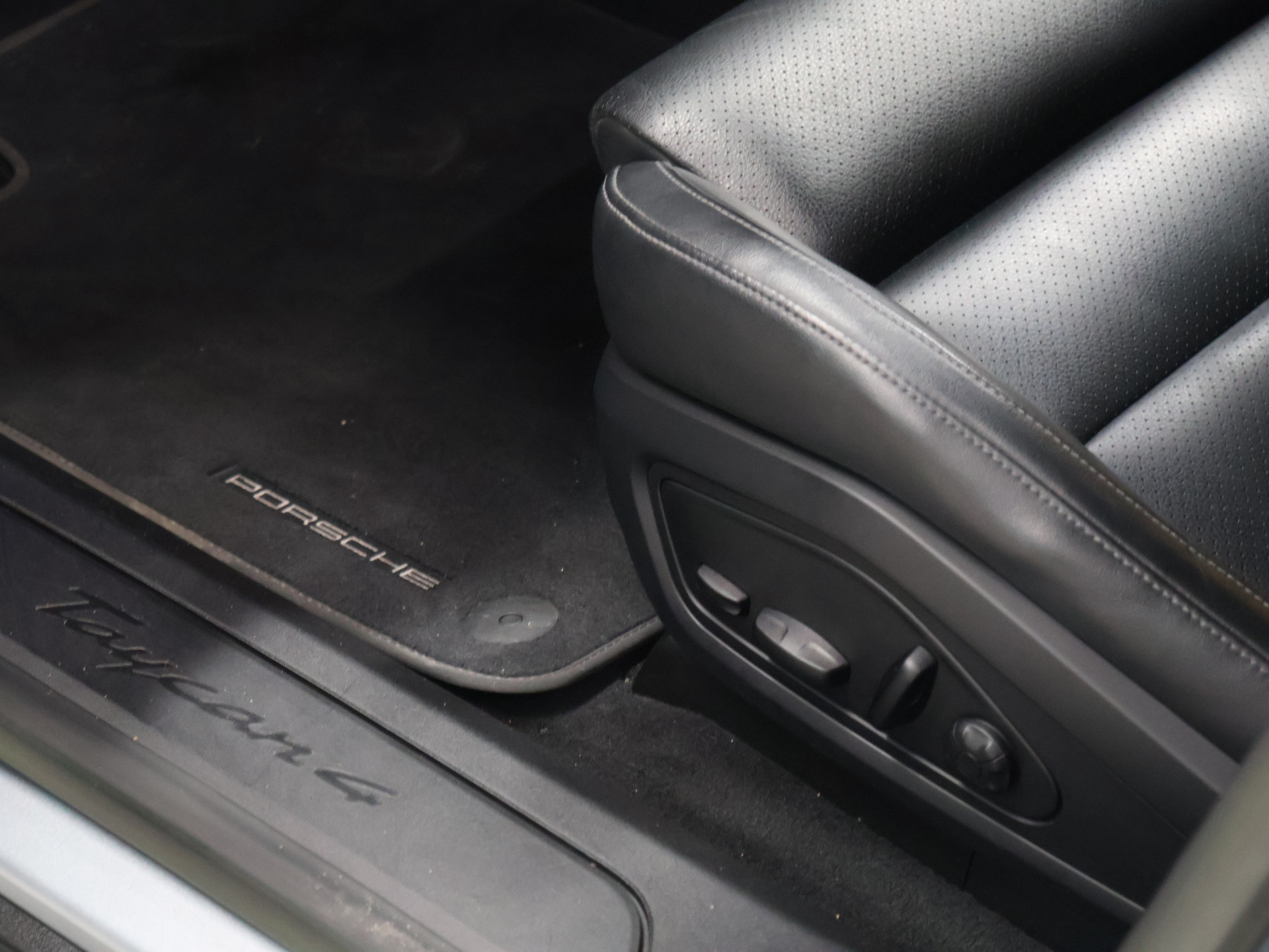 Foto van Porsche Taycan 4
