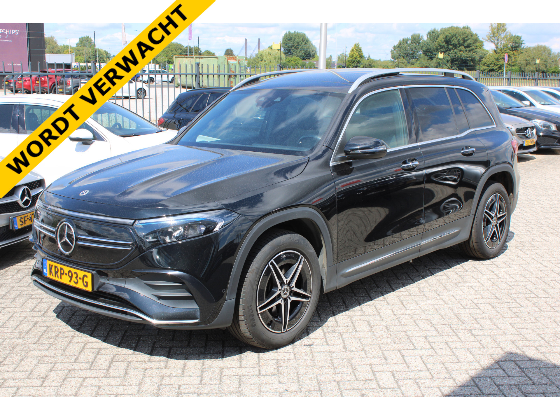 Mercedes-Benz Eqb 250 67kWh AMG Line NIGHT PAKKET PANORAMADAK DISTRONIC MEMORY SFEER HEAD-UP KEY-LESS GO 2023 - voorkant