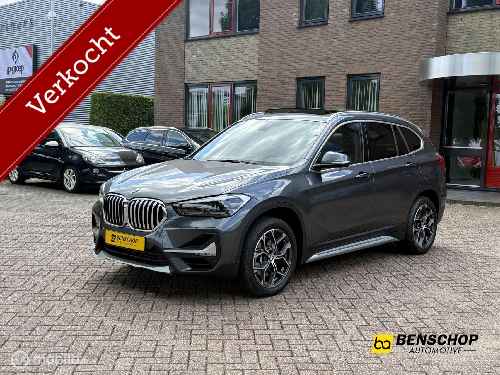 BMW X1 sDrive20i High Executive Panodak Leer Memory Navi Camera HUD LED 2020 - voorkant