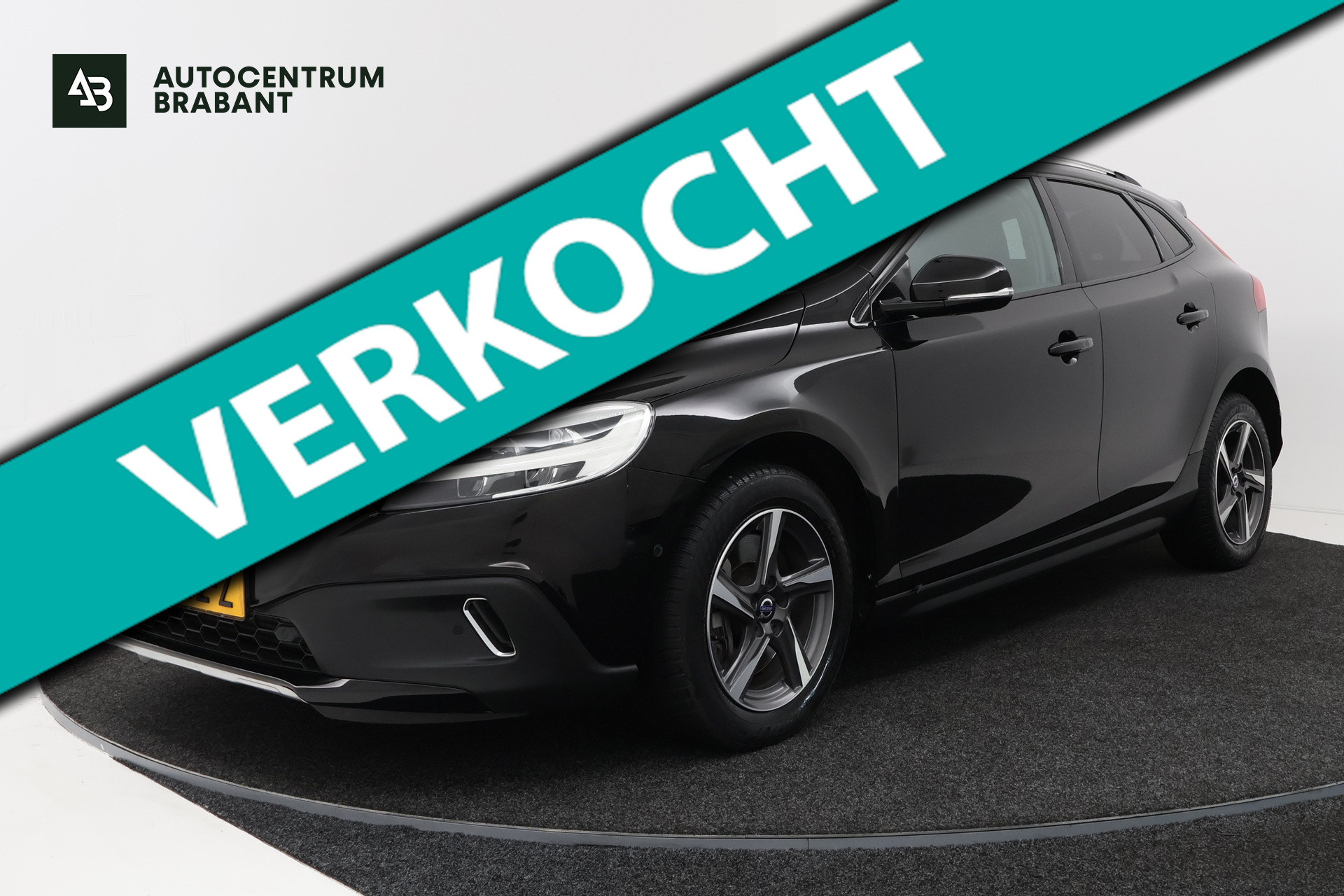 Volvo V40 Cross Country 1.5 T3 Polar+ Luxury (PANORAMADAK, TREKHAAK, STOELVERWARMING, CAMERA, PARKEERSENSOREN) 2019 - voorkant