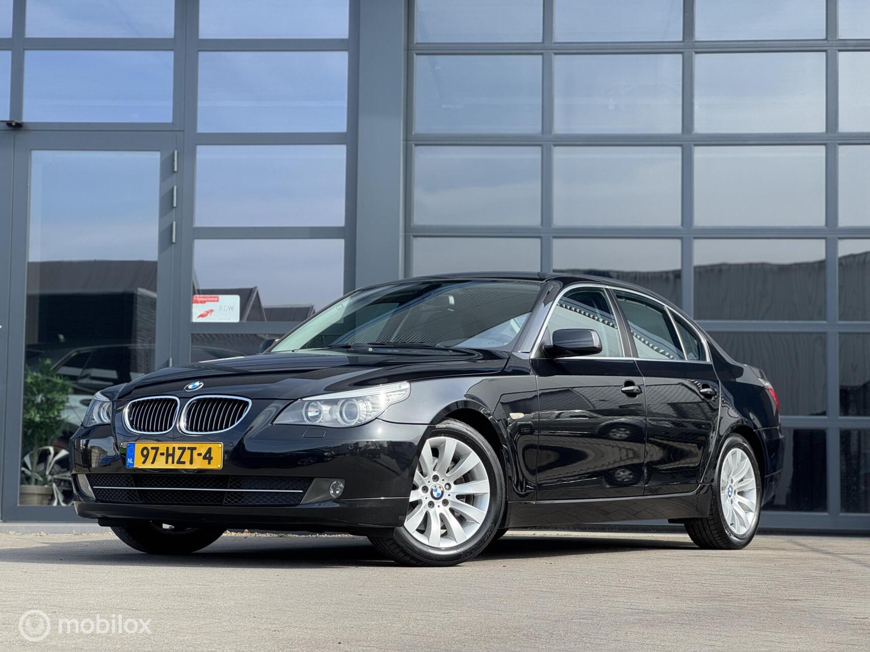 BMW 5er Reihe 523i LCI Org, NL TREKHAAK / LEER / AUT / PDC 2009 - voorkant