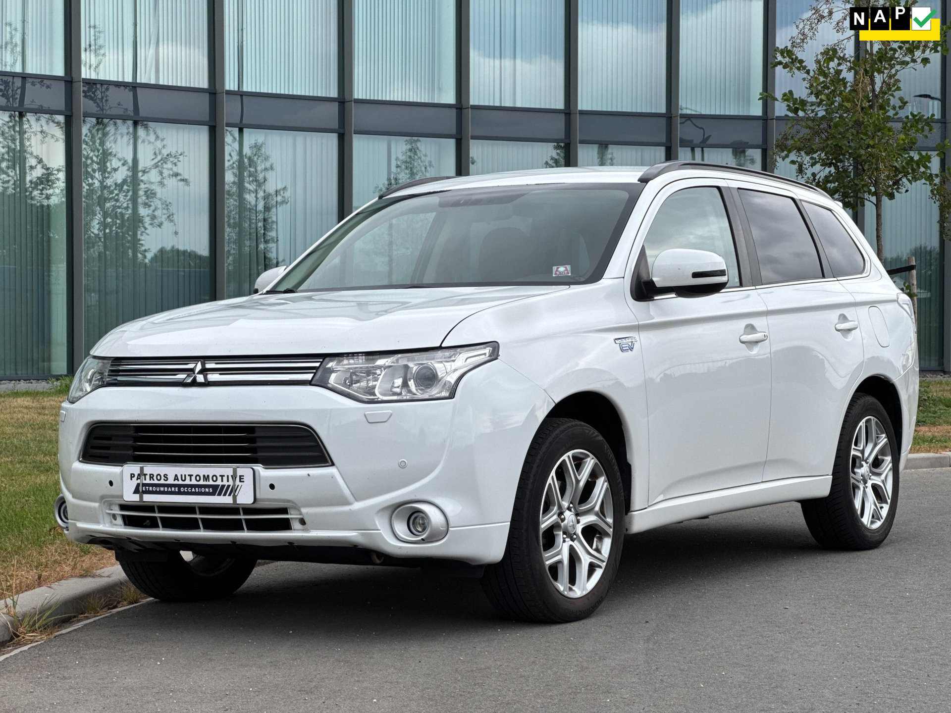 Mitsubishi Mitsubishi Outlander 2.0 PHEV Executive Edition // NL Auto // Trekhaak // Navi // Camera // Leder // Keyless // Clima // Cruise 2014 - voorkant
