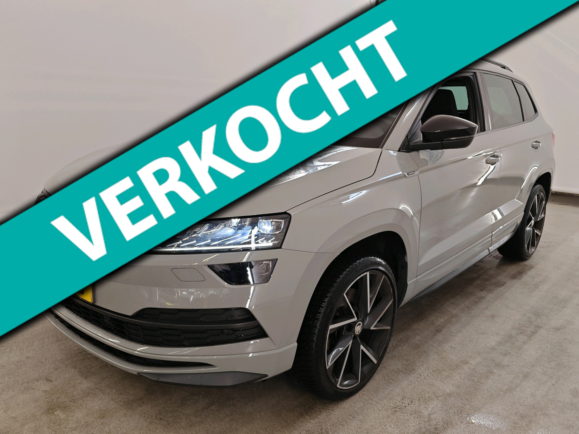 Skoda Karoq 1.5 TSI ACT 150pk Automaat Sportline Business | Trekhaak | Camera | PDC | Stuur- en stoelverwarming | 19" all season 2021 - voorkant
