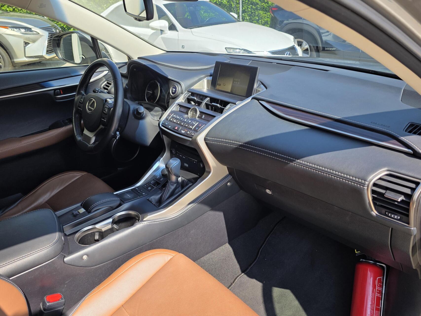 Foto van Lexus Lexus Nx300h