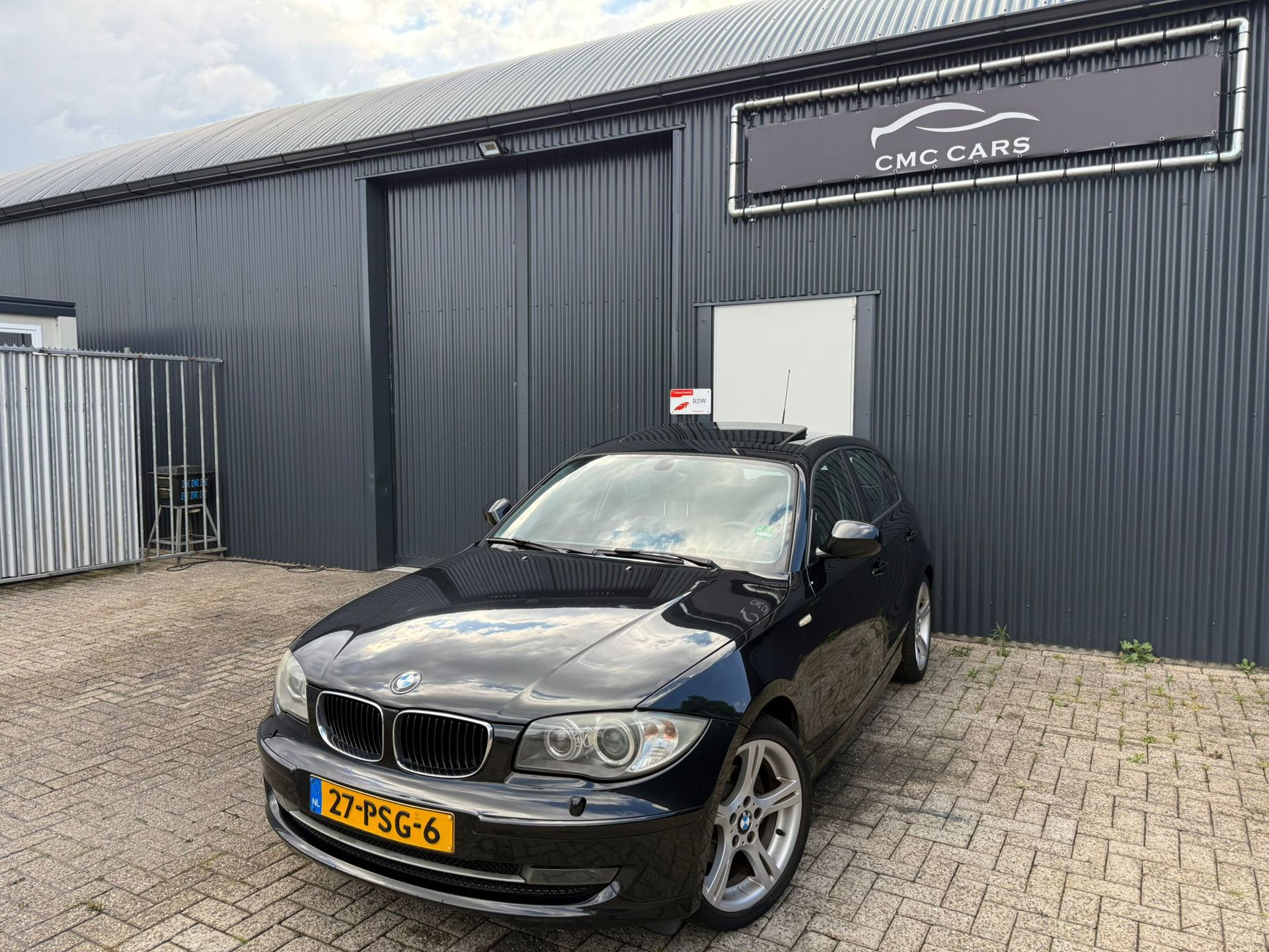 BMW 118i 118i High Executive PANO/AUTOMAAT/LEER!! 2010 - voorkant