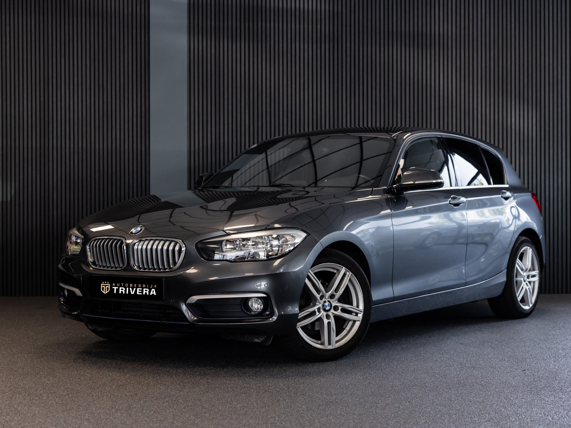 BMW 118i 118i Sport l AUT.l CAM.l NAV l CARPLAY l XENON l CLIMA l Dealer onderhouden 2015 - voorkant