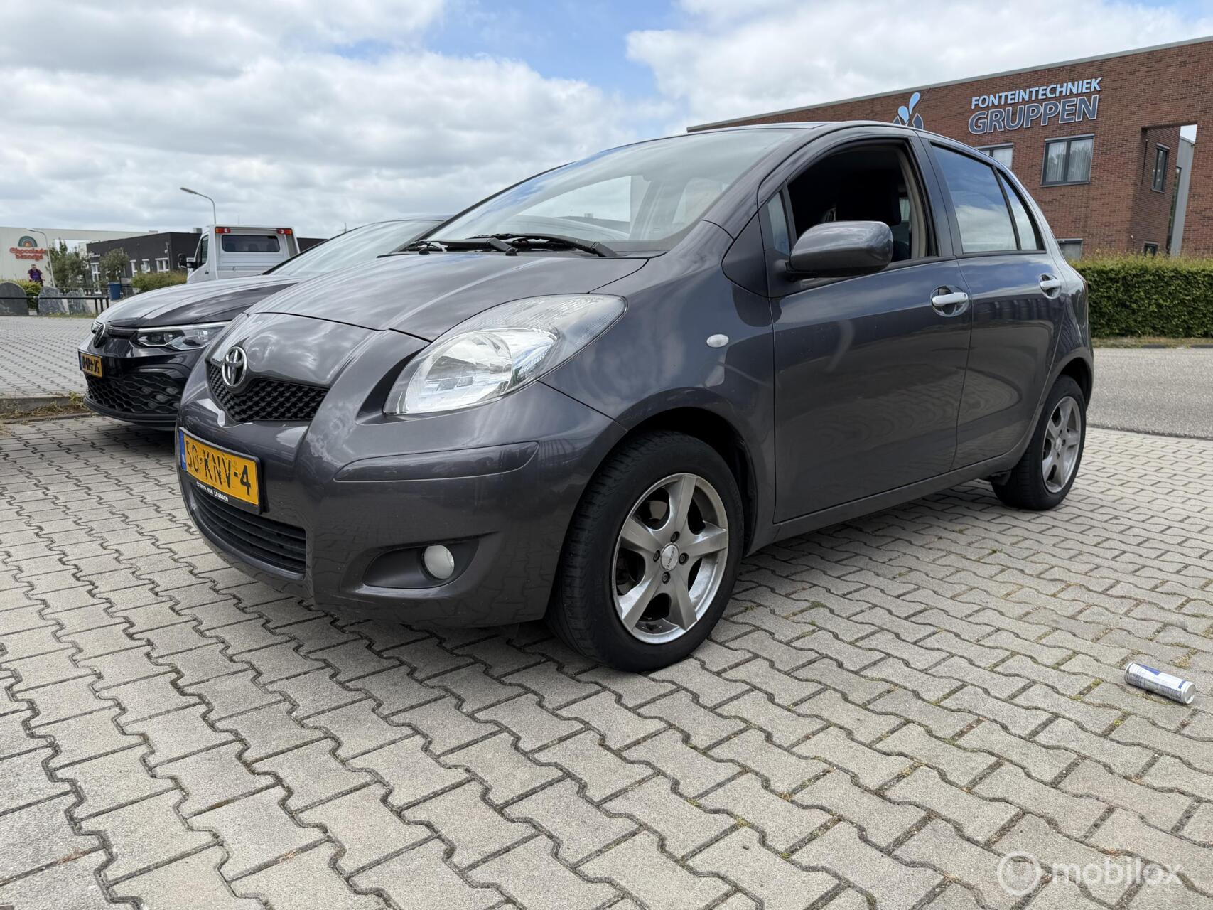 Toyota Toyota Yaris 1.3 VVTi Executive 2010 - voorkant