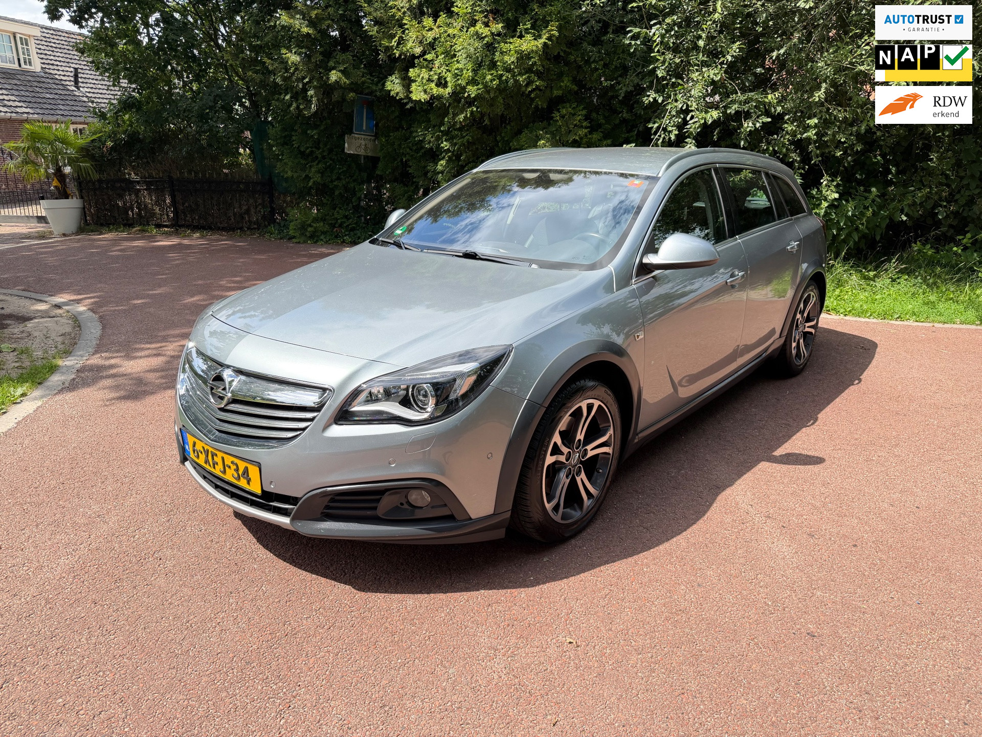 Opel Insignia Sports Tourer SW 1.6 T 2x4 / Navi / Canera / Airco / NAP / Aux / pdc / Bt / Apk 2014 - voorkant