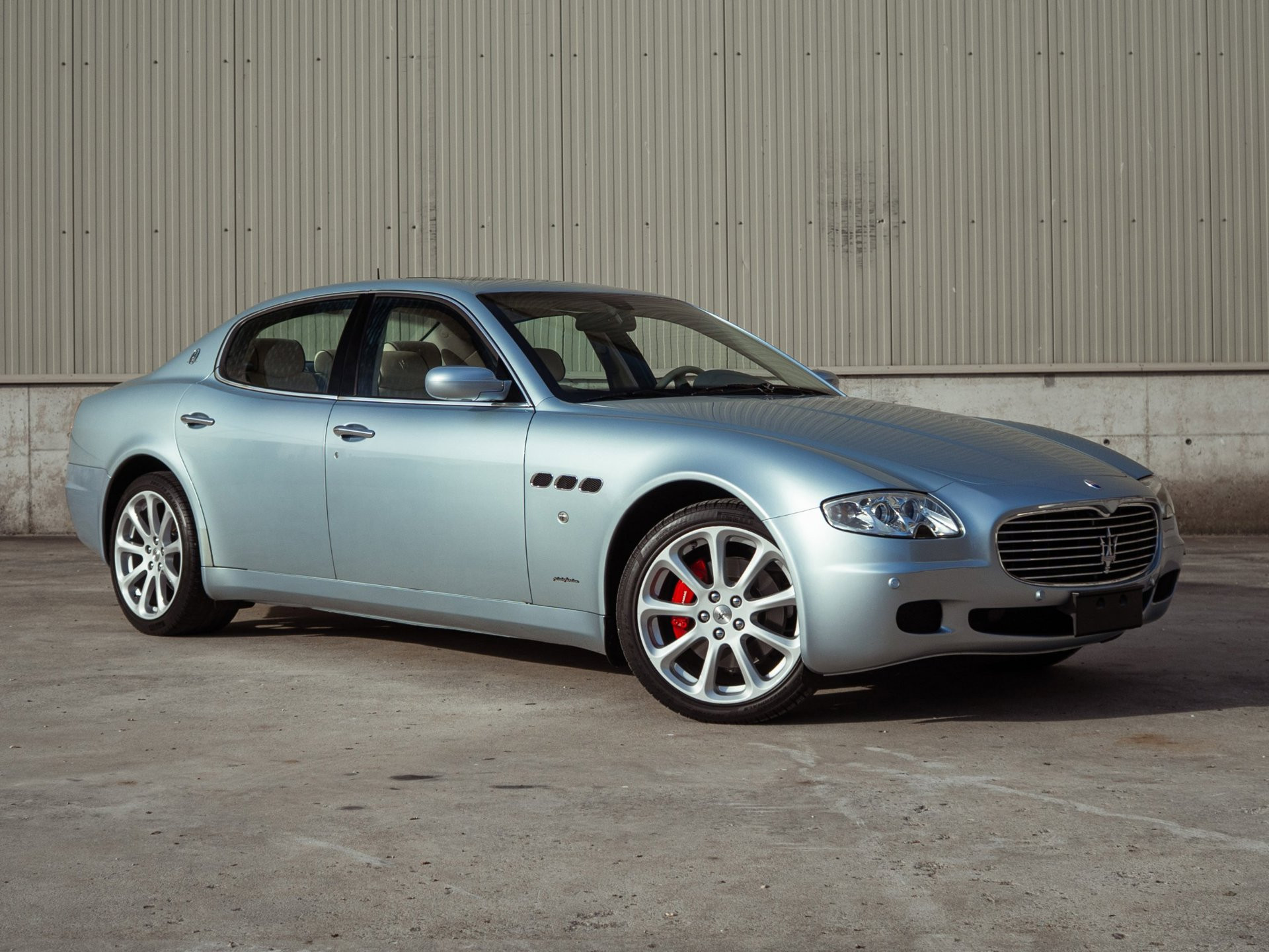 Maserati Quattroporte 4.2 Duo Select (2005) | 40.975 km | NL-auto | Azzurro California | Glazen schuifdak | TubiStyle | Bose 2005 - voorkant