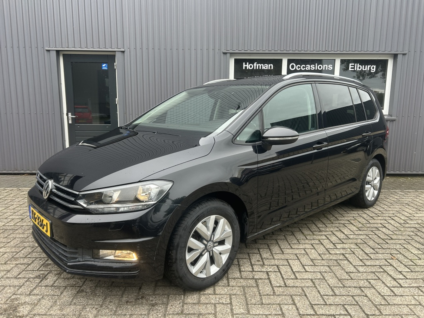 Volkswagen Touran 2.0 TDI SCR Con. Ser Pano Camera PDC! 2016 - voorkant