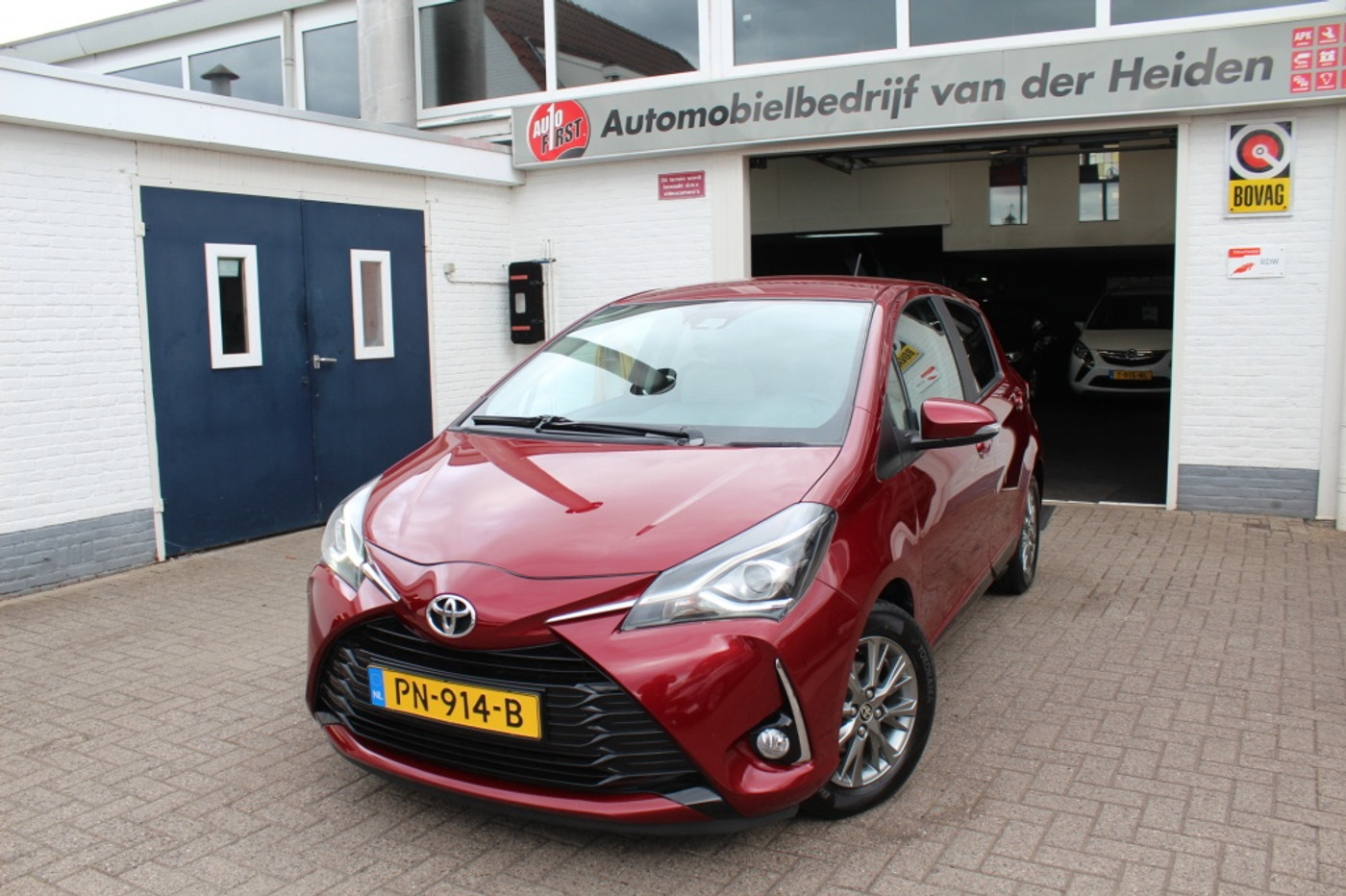 Toyota Toyota Yaris 1.0 VVT-i Des. Red 2017 - voorkant