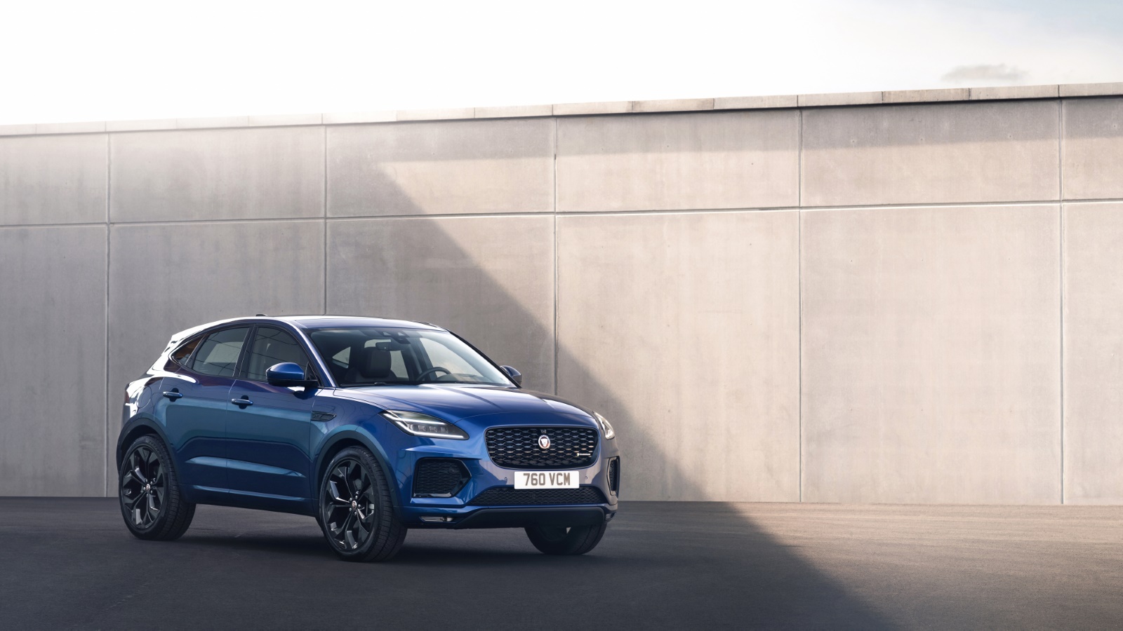 Jaguar E-pace 1.5 P300e AWD R-DHSE 2023 - voorkant